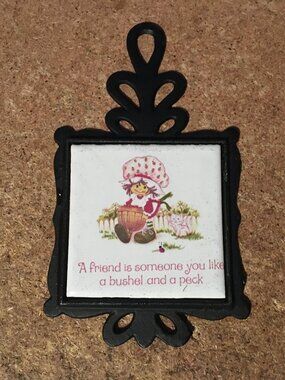 VINTAGE TRIVET STRAWBERRY SHORTCAKE CAST IRON CERAMIC HANGING